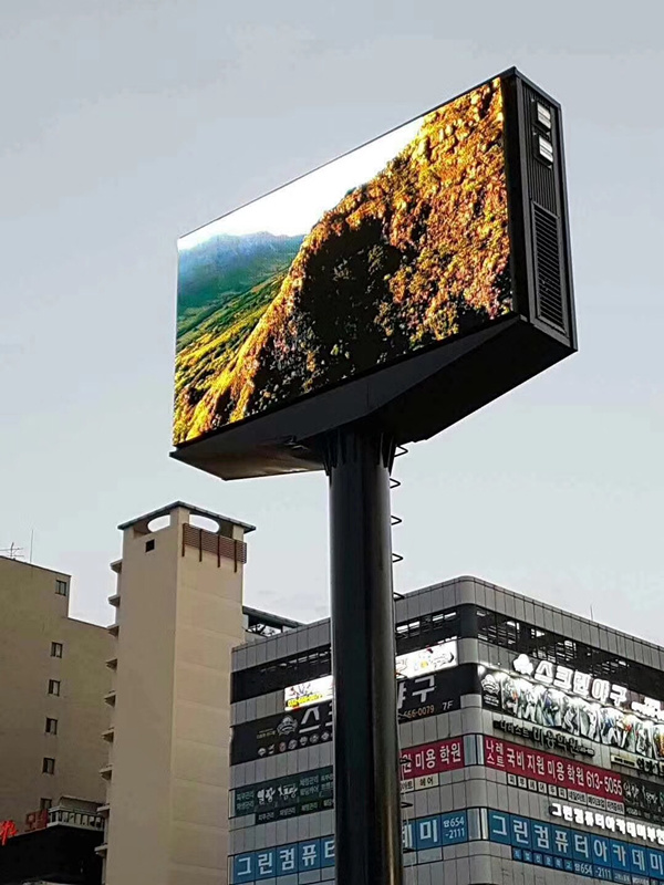 Liendres a todo color llevados fijos al aire libre de la cartelera video de la exhibición de HD P6 6000 que hacen publicidad del movimiento en sentido vertical